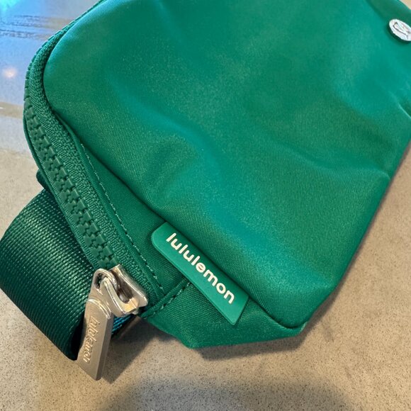 NWT Lululemon Everywhere Belt Bag 1L Green - Picture 6 of 12